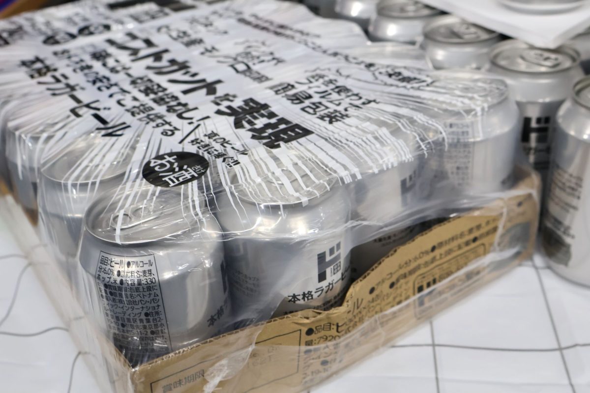24缶入りのケースも下部分だけに段ボール箱を使用し、全体は透明フィルムで覆う