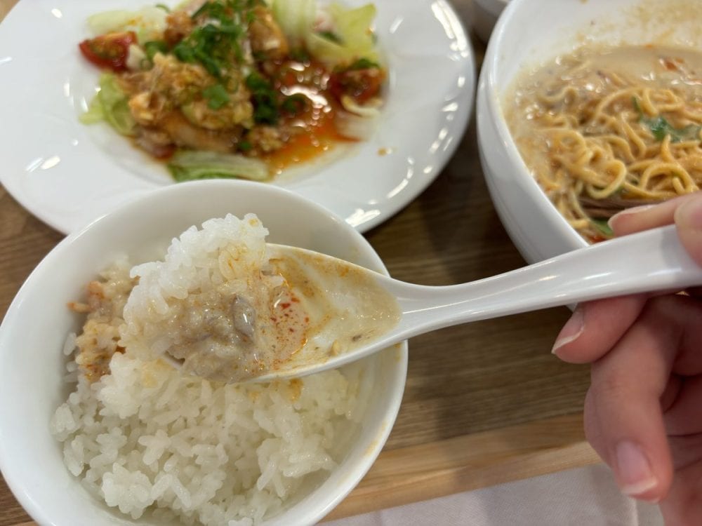 ミニごはんには、冷やし豆乳担々麺のスープをかけるのがおすすめ