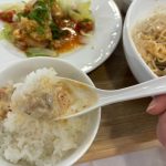 ミニごはんには、冷やし豆乳担々麺のスープをかけるのがおすすめ