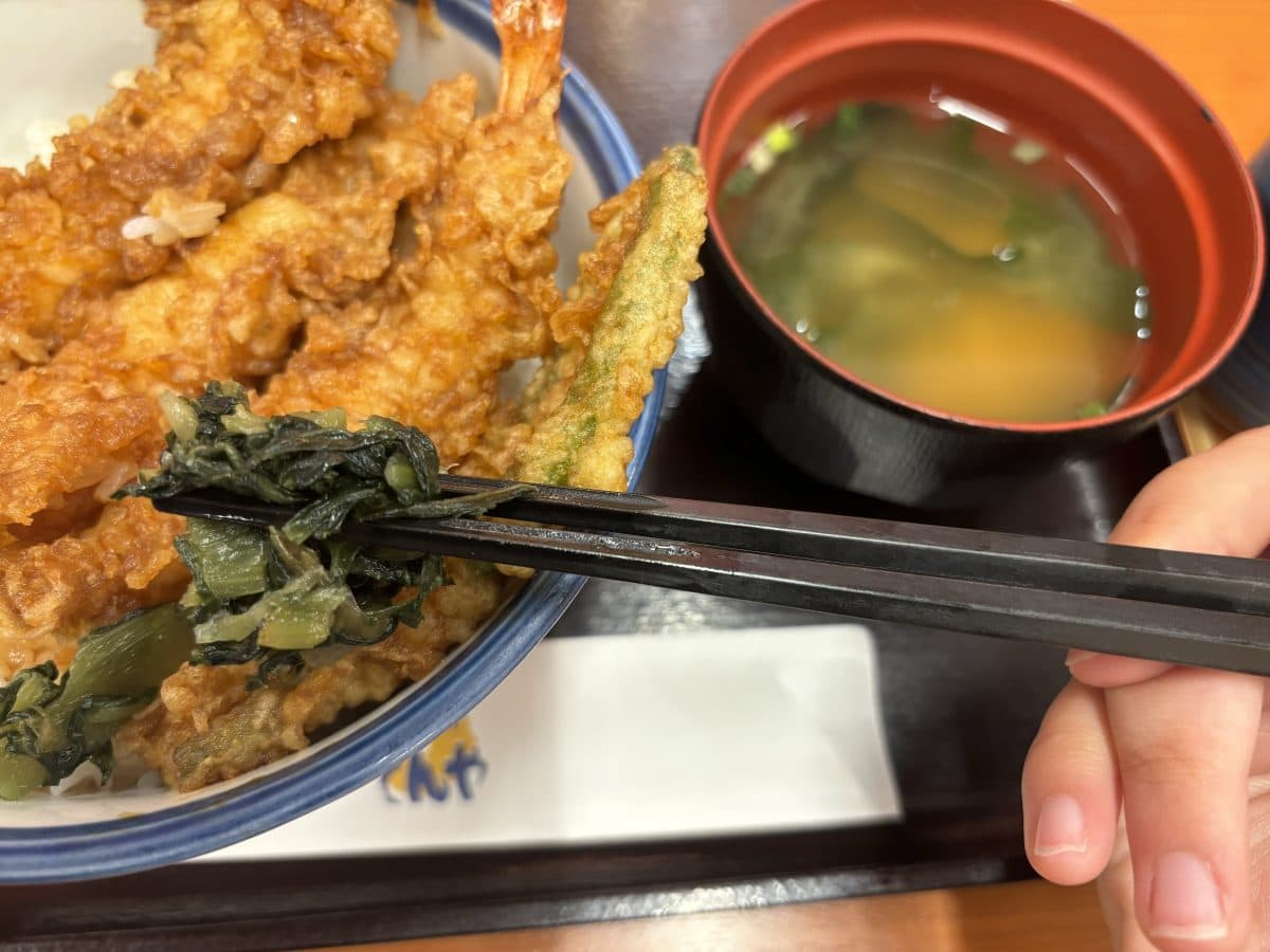 箸休めとして添えられている⻘じそ風味の広島菜