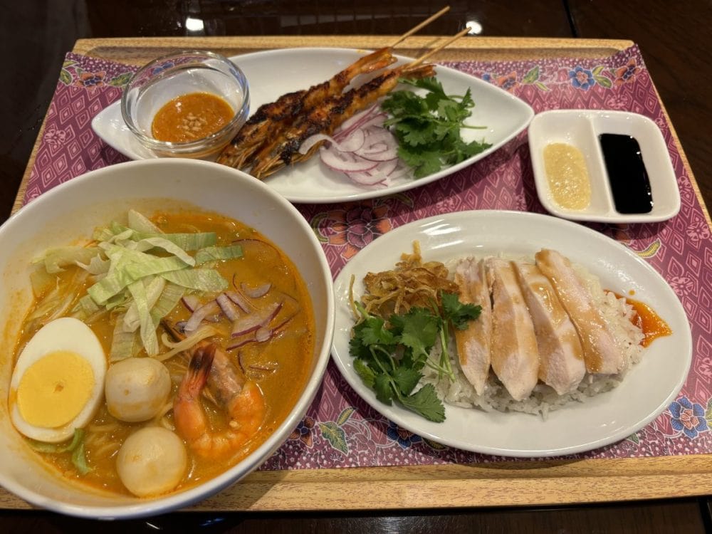 ホーカー定食〜チキンライス・ラクサ・海老のサテーセット〜