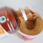よく揉んでからピーチ＆マンゴー香るルイボスティーを注ぐ