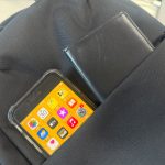 前面ポケットはスマホやパスケースなどよく出し入れするものの収納に便利