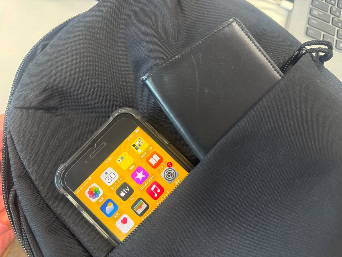 前面ポケットはスマホやパスケースなどよく出し入れするものの収納に便利