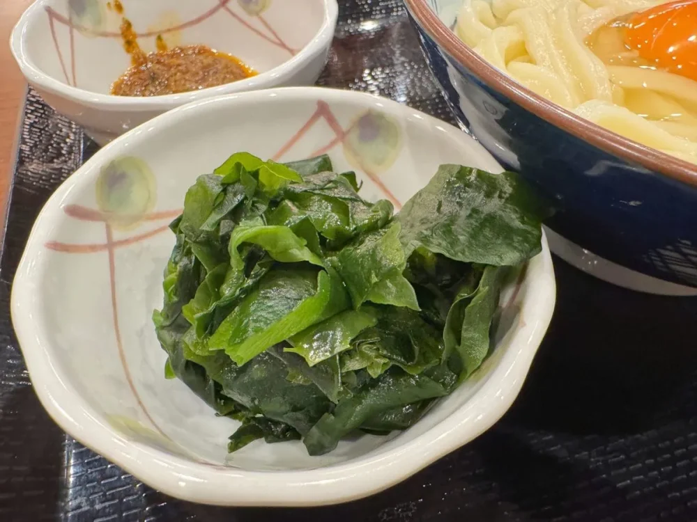 第2位　「丸亀製麺ファン歓喜」無料の薬味＆トッピングに“わかめ”と“しび辛ラー油”が仲間入り！定番うどんと相性最高な組み合わせを早速楽しんでみた