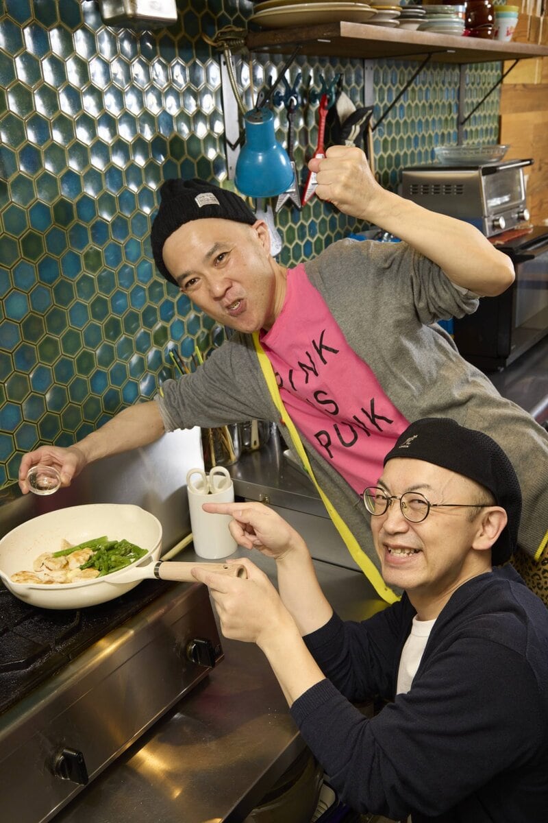 STEP2 アスパラを入れてバターと醤油を加える
