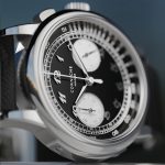 フランス語でノワール（黒）とブラン（白）を意味するセラミック製のパンダダイヤルに、ブランドを象徴するブレゲ数字を配したフェイスデザイン