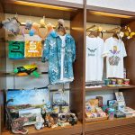 沖縄で作られている染め物、琉球紅型の工房「びんがた工房くんや」にオーダーして制作したというオリジナルのプリントをあしらったTシャツも