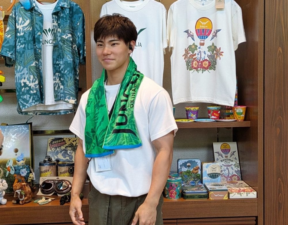 首もとにアイスパックを挿入できるフェイスタオル