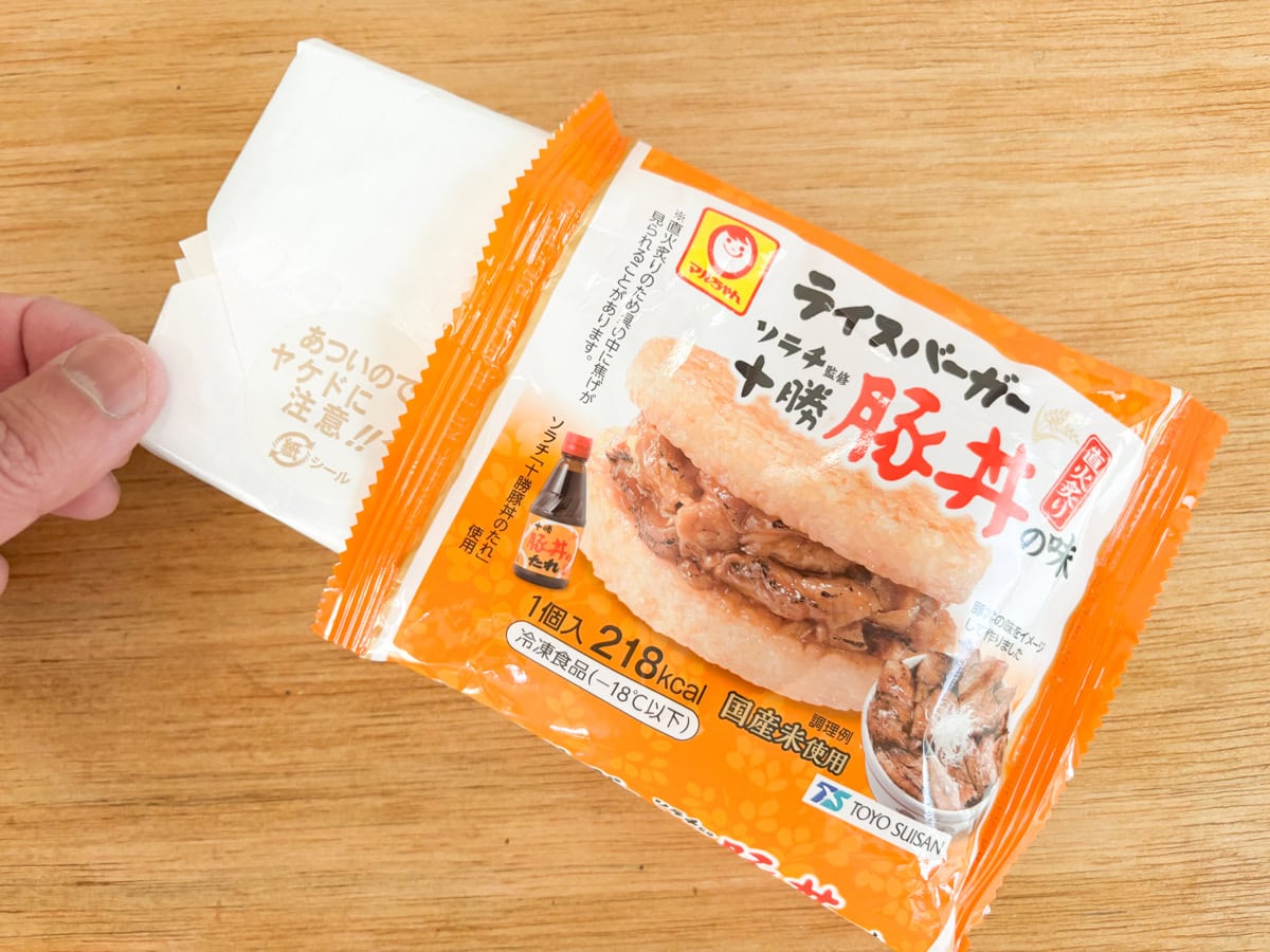 ライスバーガー十勝豚丼の味のパッケージを開けると、シールなどの表記はありませんでした