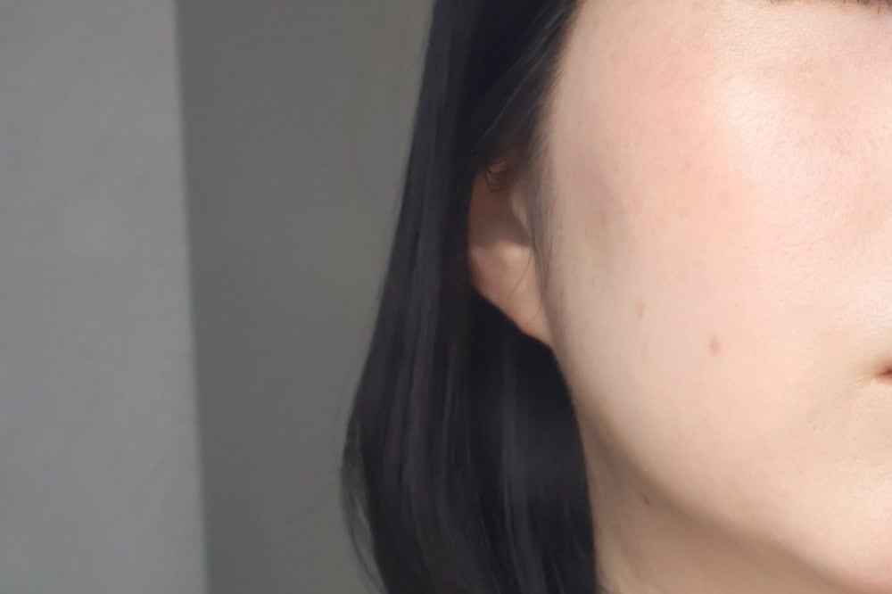 一般的な鏡で見た化粧をした肌