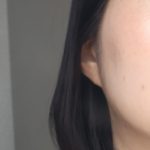 一般的な鏡で見た化粧をした肌