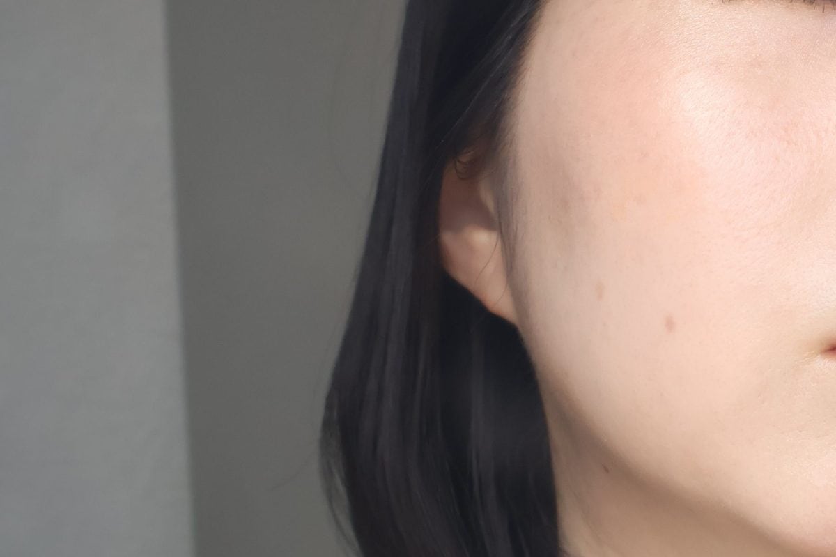 一般的な鏡で見た化粧をした肌
