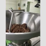 チョコレート原料とクリームや糖類が均一に混ざりあった状態