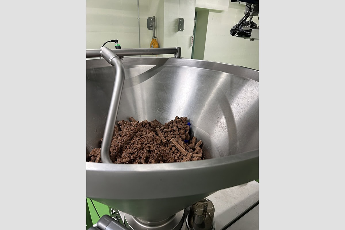 チョコレート原料とクリームや糖類が均一に混ざりあった状態