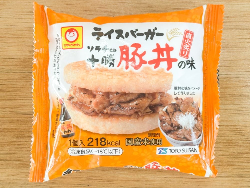 ライスバーガーライスバーガー十勝豚丼の味は「十勝豚丼のたれ」で有名な北海道の老舗メーカーソラチ監修で1個あたり218kcalです