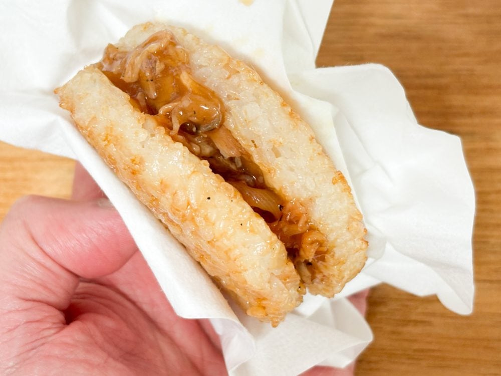 ライスバーガー十勝豚丼の味は香ばしい豚肉に絶妙な甘さのタレがよく合っていてパクパクいけちゃいます