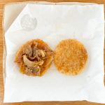 ライスバーガー黒豚生姜焼きの片面を開いて考察。玉ねぎが大きめなので食感がよさそうです
