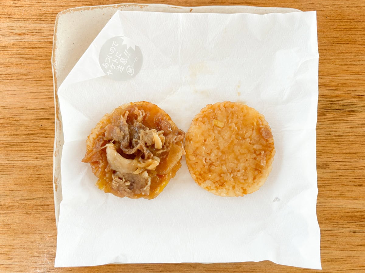 ライスバーガー黒豚生姜焼きの片面を開いて考察。玉ねぎが大きめなので食感がよさそうです