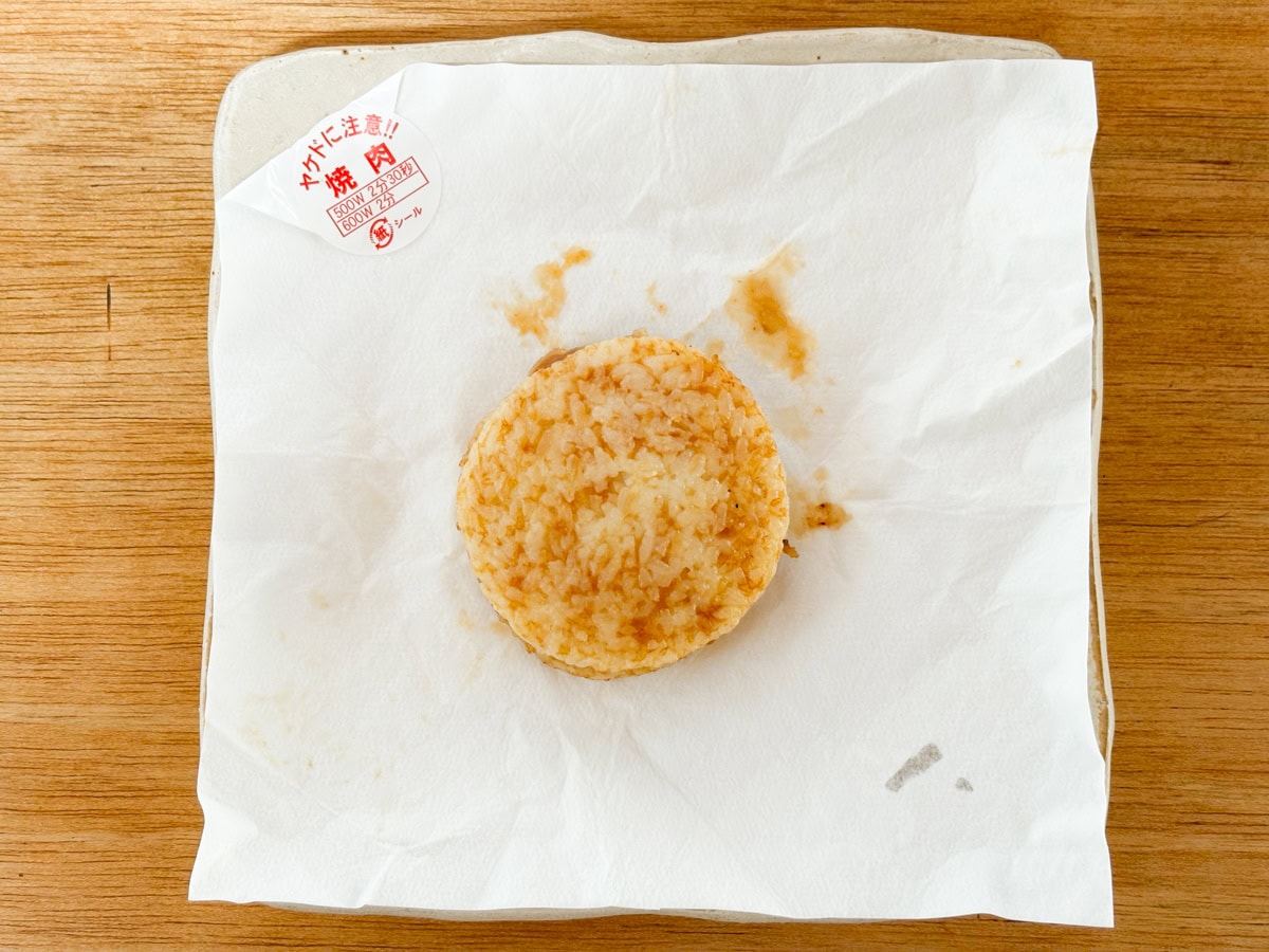 ライスバーガー焼肉は他の商品と比べるとタレが多く出ていましたが、シートの外側に滲み出ることはありません