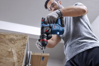 「DIYがめちゃめちゃ捗る優れモノ」ビット交換の手間がない！コンクリ・鉄工・木工全対応の“ボッシュの新作コードレスハンマードリル”がすごい