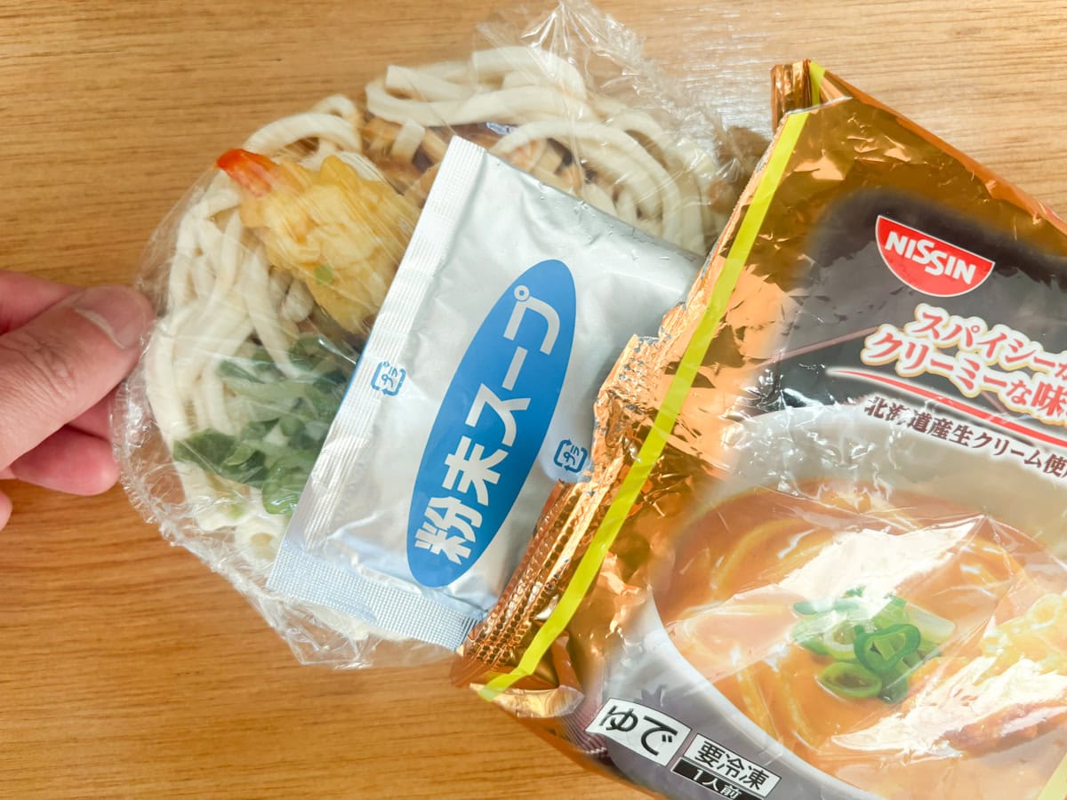 「えび天カレーうどん」はパッケージを開けると、内袋は具材と麺が一緒になったものと粉末スープの2つに分かれています