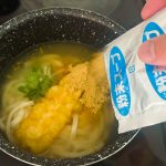 作り方は簡単で、具材を入れたらすかさず粉末スープを加えるだけ