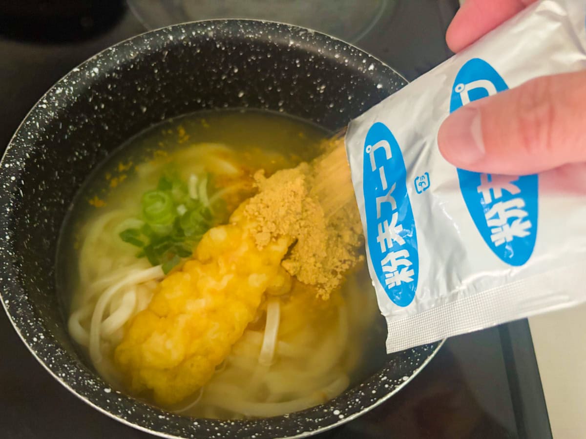 作り方は簡単で、具材を入れたらすかさず粉末スープを加えるだけ