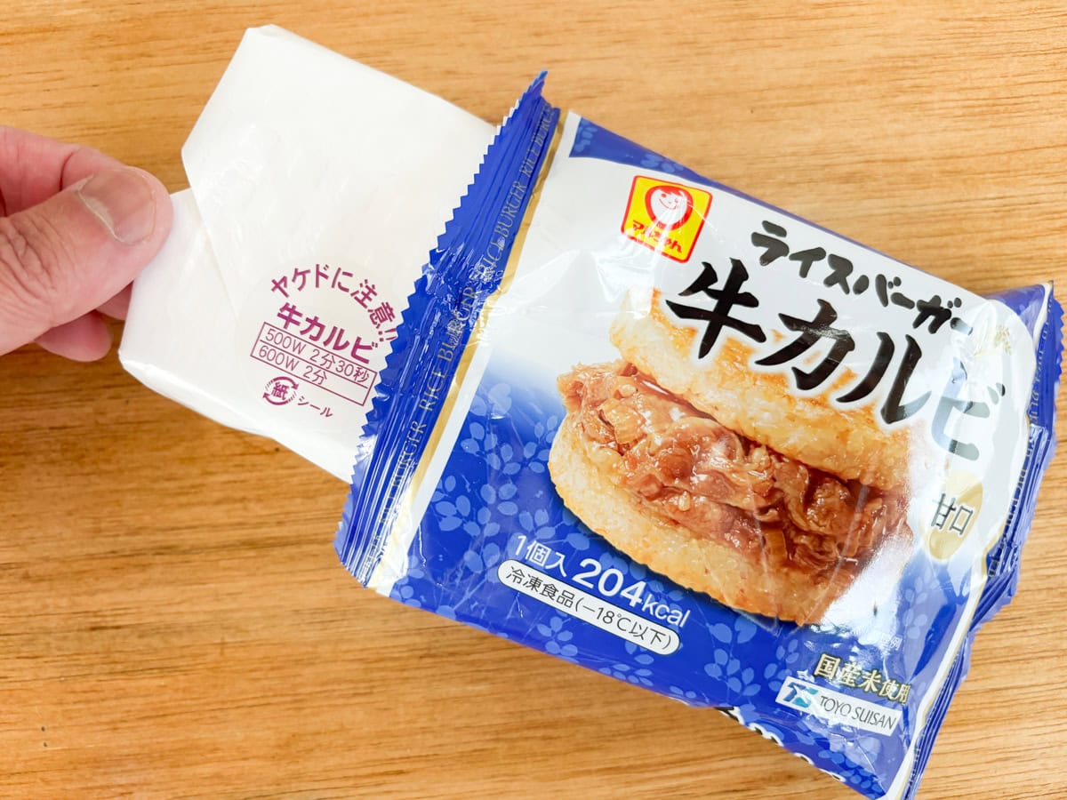 ライスバーガー牛カルビのパッケージを開けると、「牛カルビ」のシール表記がありました