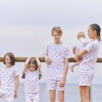 【プチバトー×ウィンダンシー】家族お揃いで楽しめるロゴTシャツやパジャマが登場