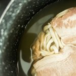 スープが鍋底に溶けはじめたら強火にし、ときどき中央部を箸でゆすってやさしくほぐします