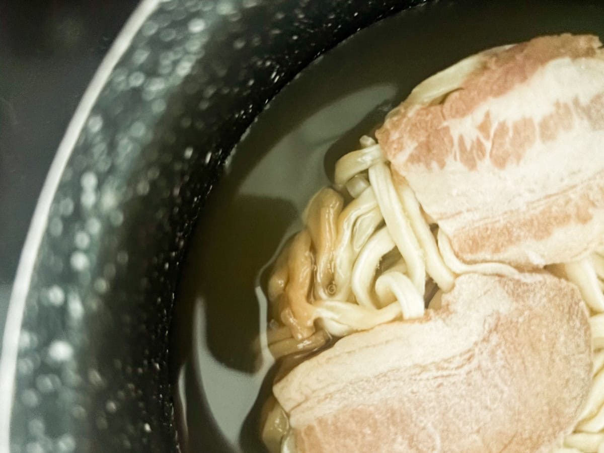 スープが鍋底に溶けはじめたら強火にし、ときどき中央部を箸でゆすってやさしくほぐします