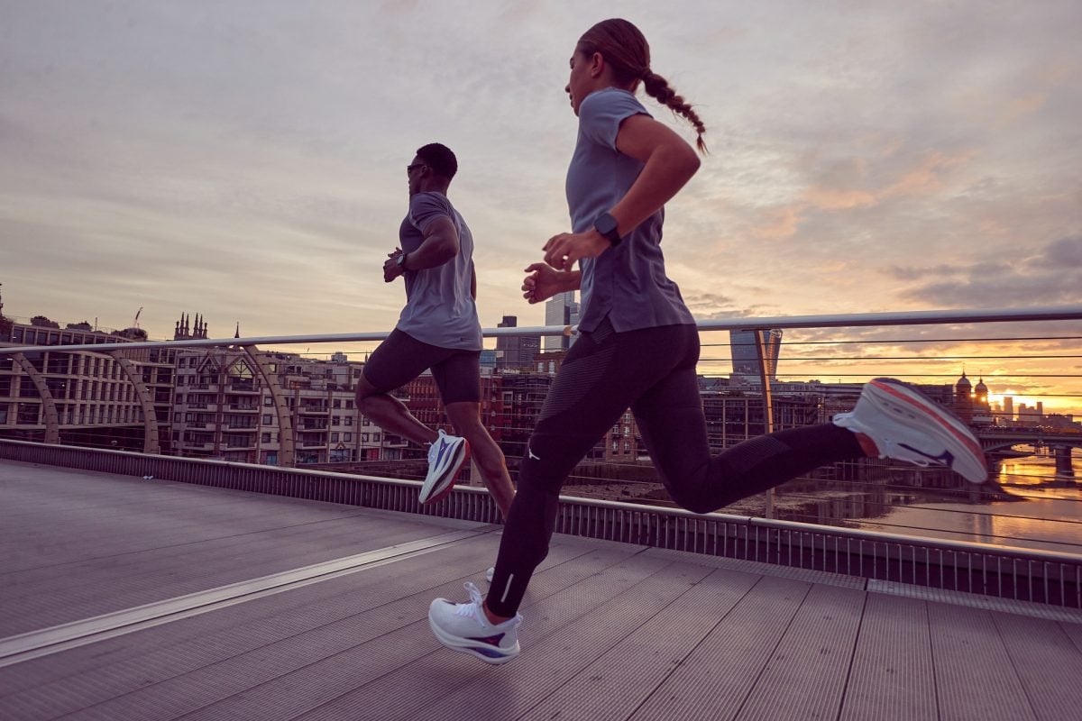 グラスファイバー繊維入りのナイロンプレートでできた「ミズノウエーブ」を搭載しているため、スピードを上げた際にも安定した走行が可能だ