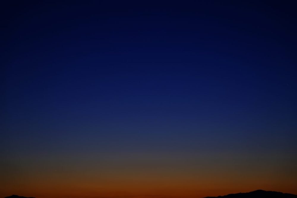 陽が落ちて夏の暑さが和らぎはじめる夕刻、西の空に微かに陽の光を残し、夜の帳が落ちる直前の黄昏の空を表現