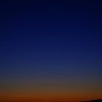 陽が落ちて夏の暑さが和らぎはじめる夕刻、西の空に微かに陽の光を残し、夜の帳が落ちる直前の黄昏の空を表現