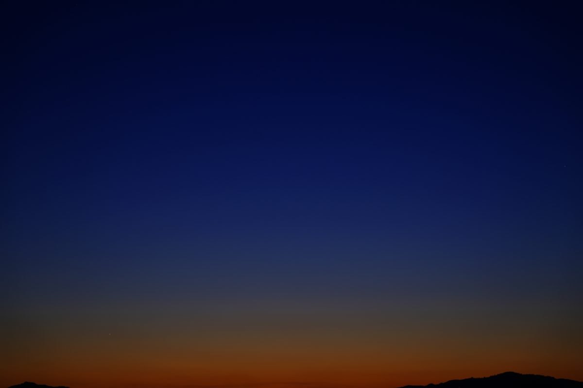 陽が落ちて夏の暑さが和らぎはじめる夕刻、西の空に微かに陽の光を残し、夜の帳が落ちる直前の黄昏の空を表現