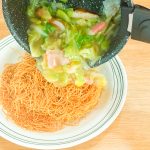 とろみのついた熱々の具材を麺にトッピングして完成。具材の温めは電子レンジでもOKです