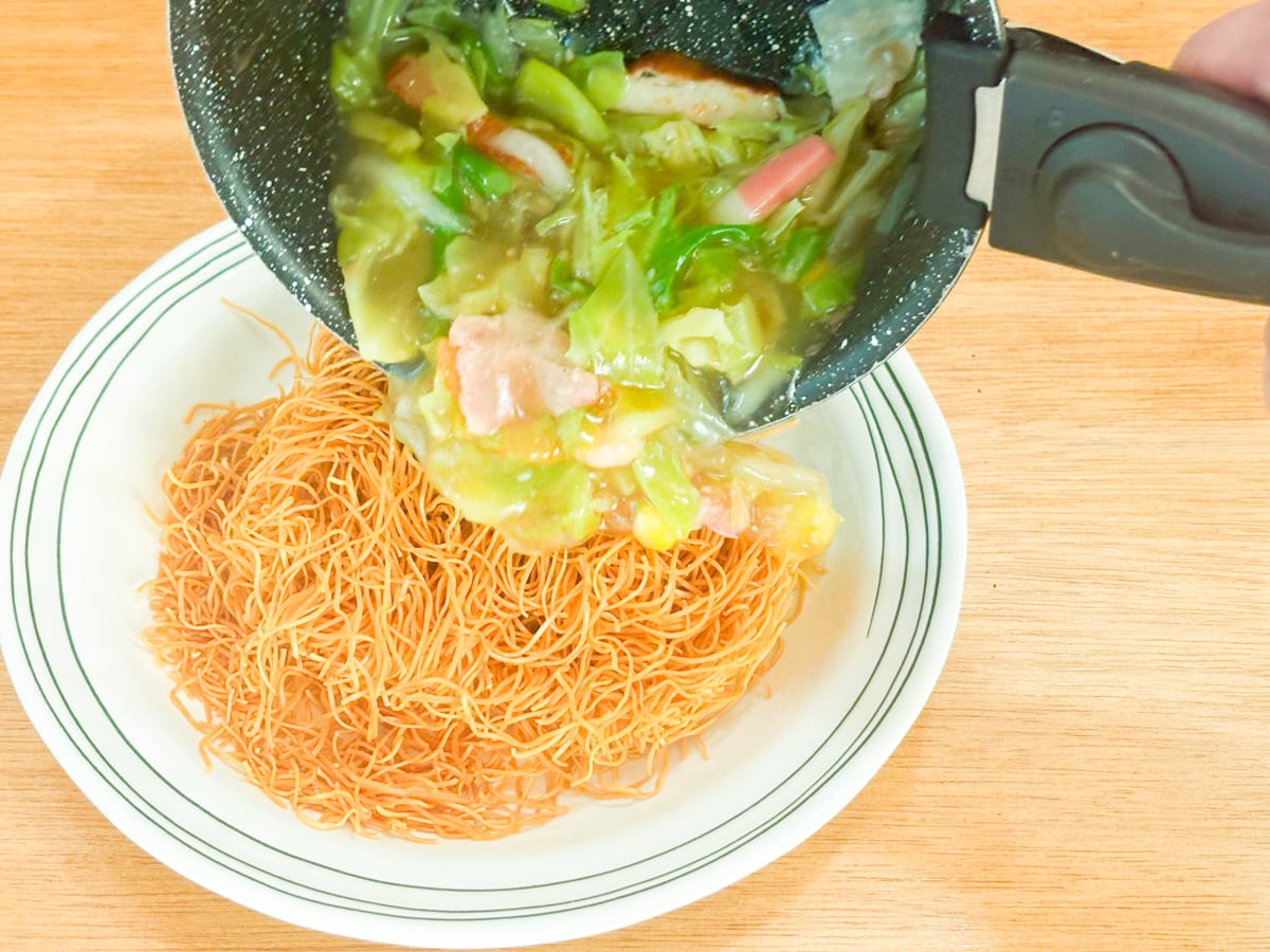 とろみのついた熱々の具材を麺にトッピングして完成。具材の温めは電子レンジでもOKです