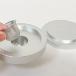 ダイキャスト製の本体とフタ、燻製チップを入れるステンレスフィルターの３つの構成でできていてシンプル構造