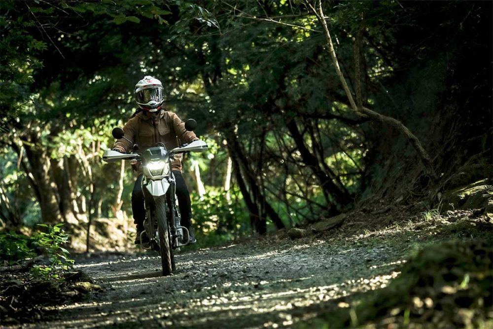 街乗りからトレイルライドまで幅広く活用可能なKLX250シェルパ