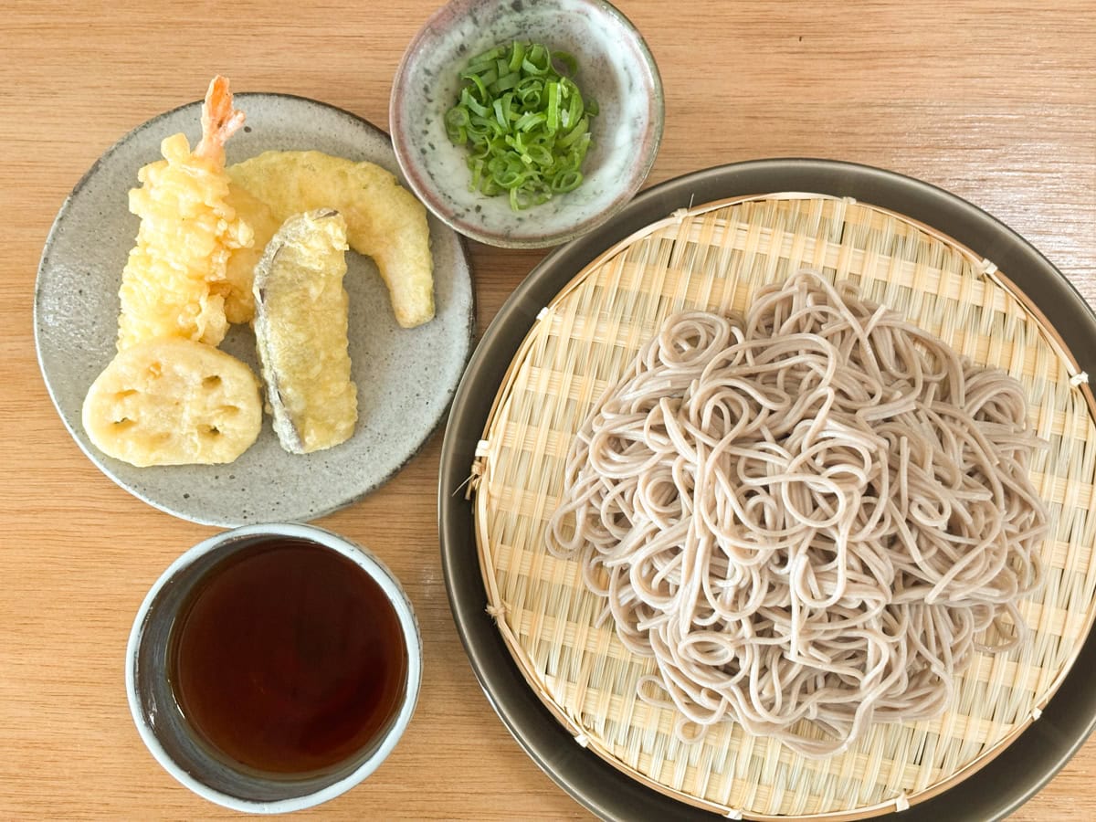 サクサク食感の5種類の天ぷらが1パック約352円なのでコスパ最強