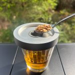 カクテルスモーカーをグラスに乗せ、燻製チップをスプーン1杯ほどセット
