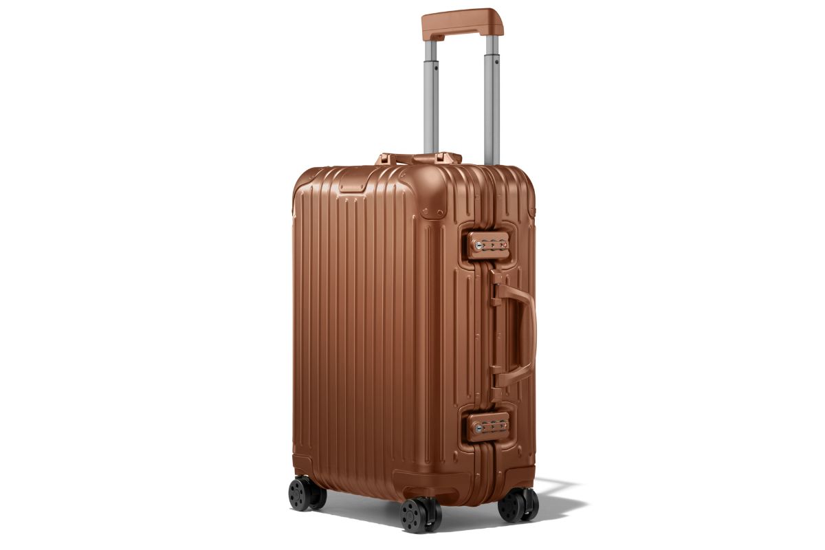 リモワ「オリジナル キャビン ブロンズ」￥224,400／H55×W40×D23㎝／35ℓ​／4.3㎏