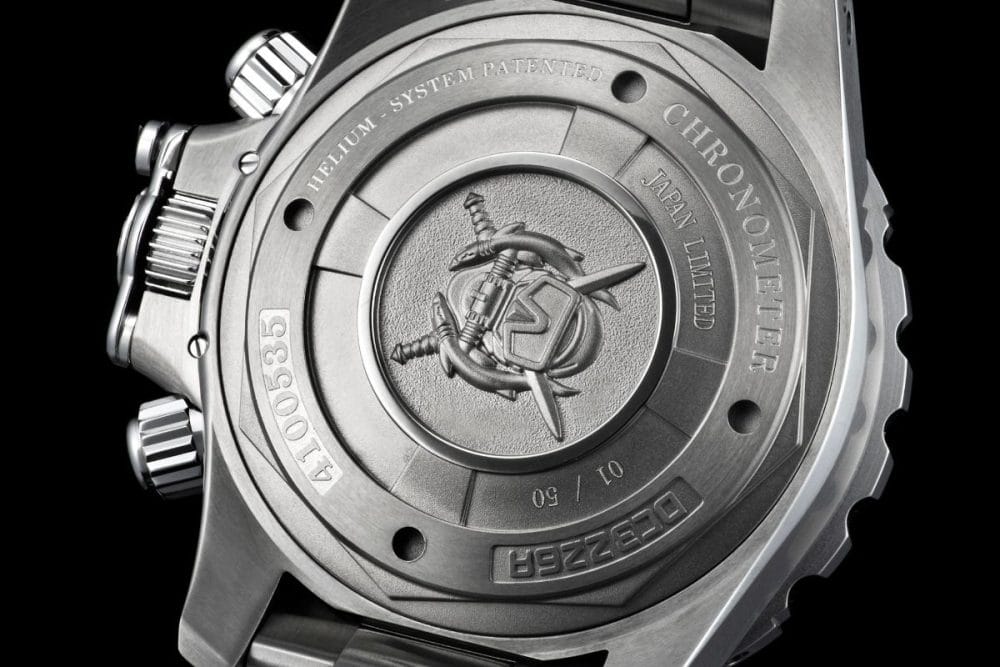 ケースバックには、「US Special Operations Combat Diver（アメリカ軍特殊作戦戦闘ダイバー）」のエンブレムが
