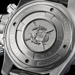ケースバックには、「US Special Operations Combat Diver（アメリカ軍特殊作戦戦闘ダイバー）」のエンブレムが