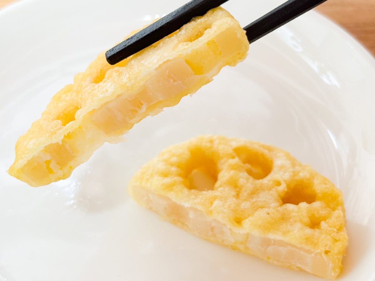 シャクっとした歯触りがいいレンコンは甘味もしっかりあって、セルフうどん店のトッピングの天ぷらと同じくらいのクオリティ