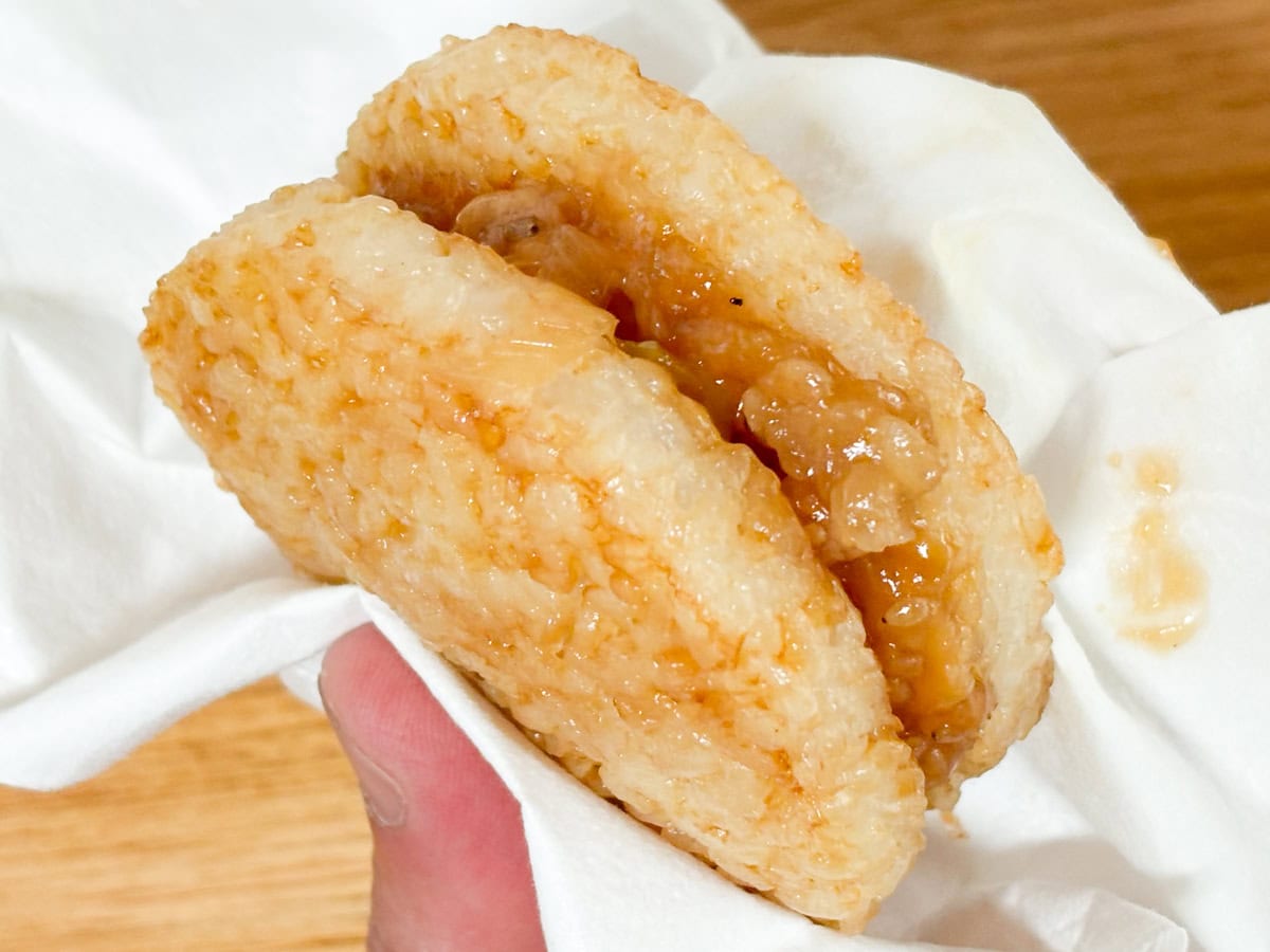 ライスバーガー牛カルビのパッケージには甘口との表記があったけど、実際は「甘いかなあ？？」といった感じです
