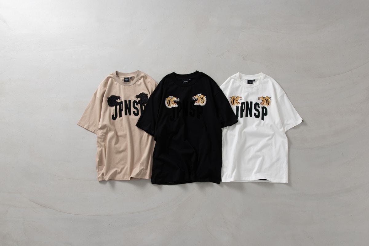 タイオン「タイガー 刺繍 Tシャツ」各￥4,950／3色種展開（オフホワイト、ブラック、グレーベージュ）