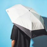 コンパクトながら、傘を開くと後ろに大きく広がる特殊な骨構造