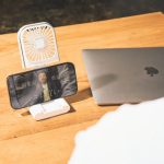 凹みがあり、スマホを立てるスタンドにも